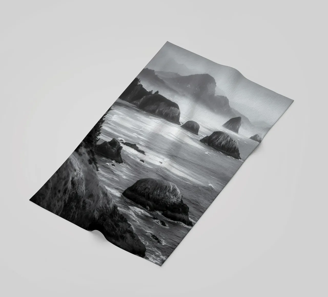 Paesaggio costiero in bianco e nero telo mare da Indigo Tides Art