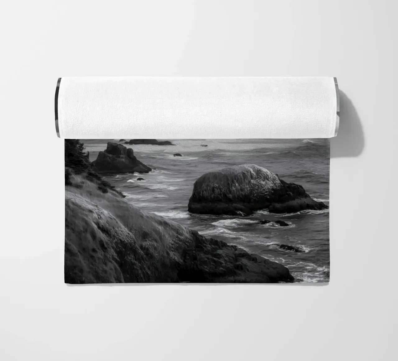 Paesaggio costiero in bianco e nero telo mare da Indigo Tides Art