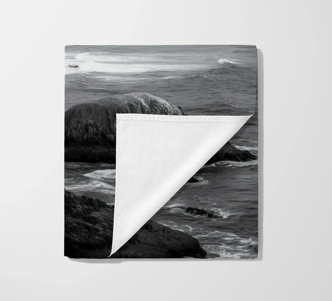 Paesaggio costiero in bianco e nero telo mare da Indigo Tides Art