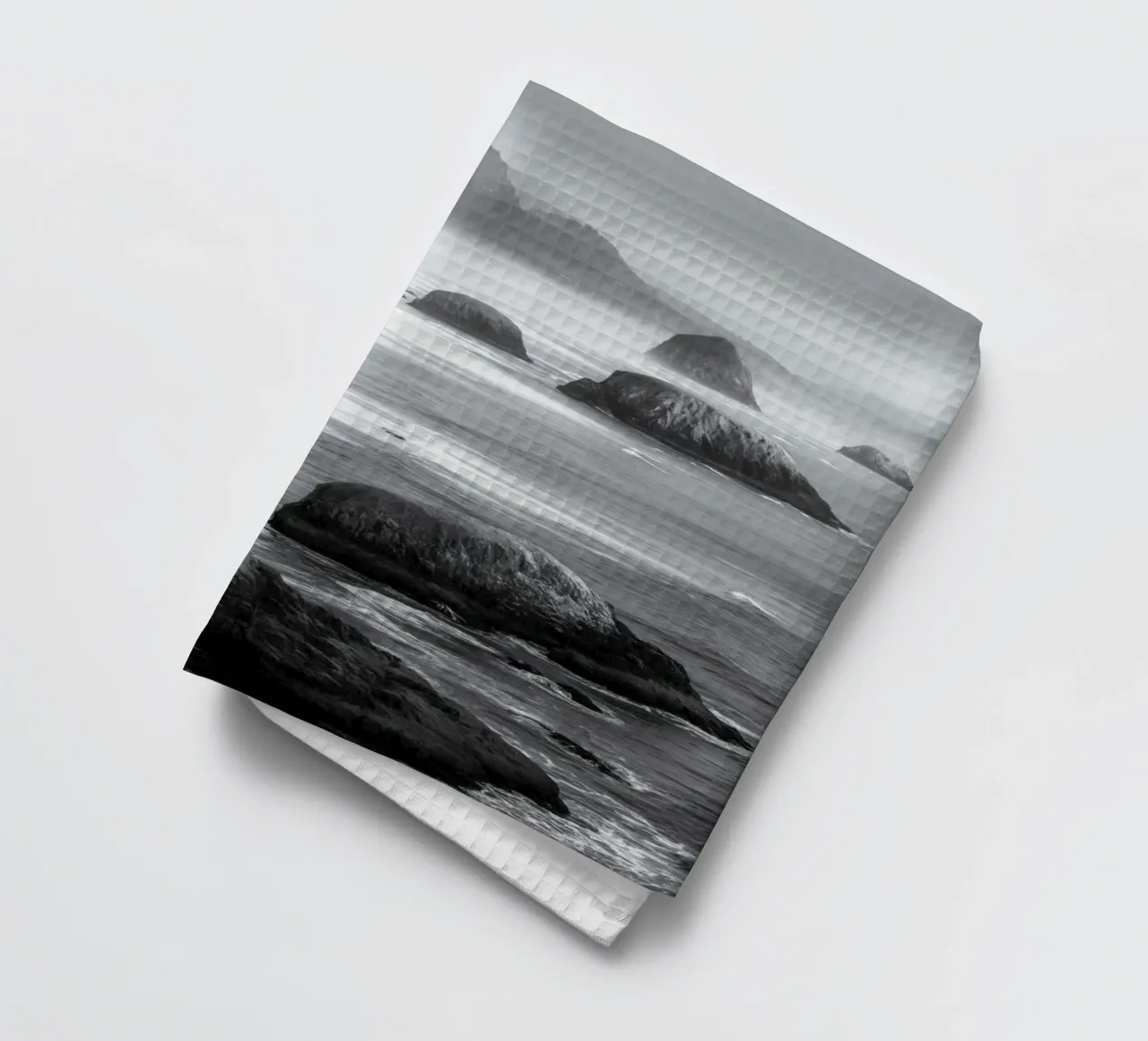 Paesaggio costiero in bianco e nero canovaccio da cucina da Indigo Tides Art