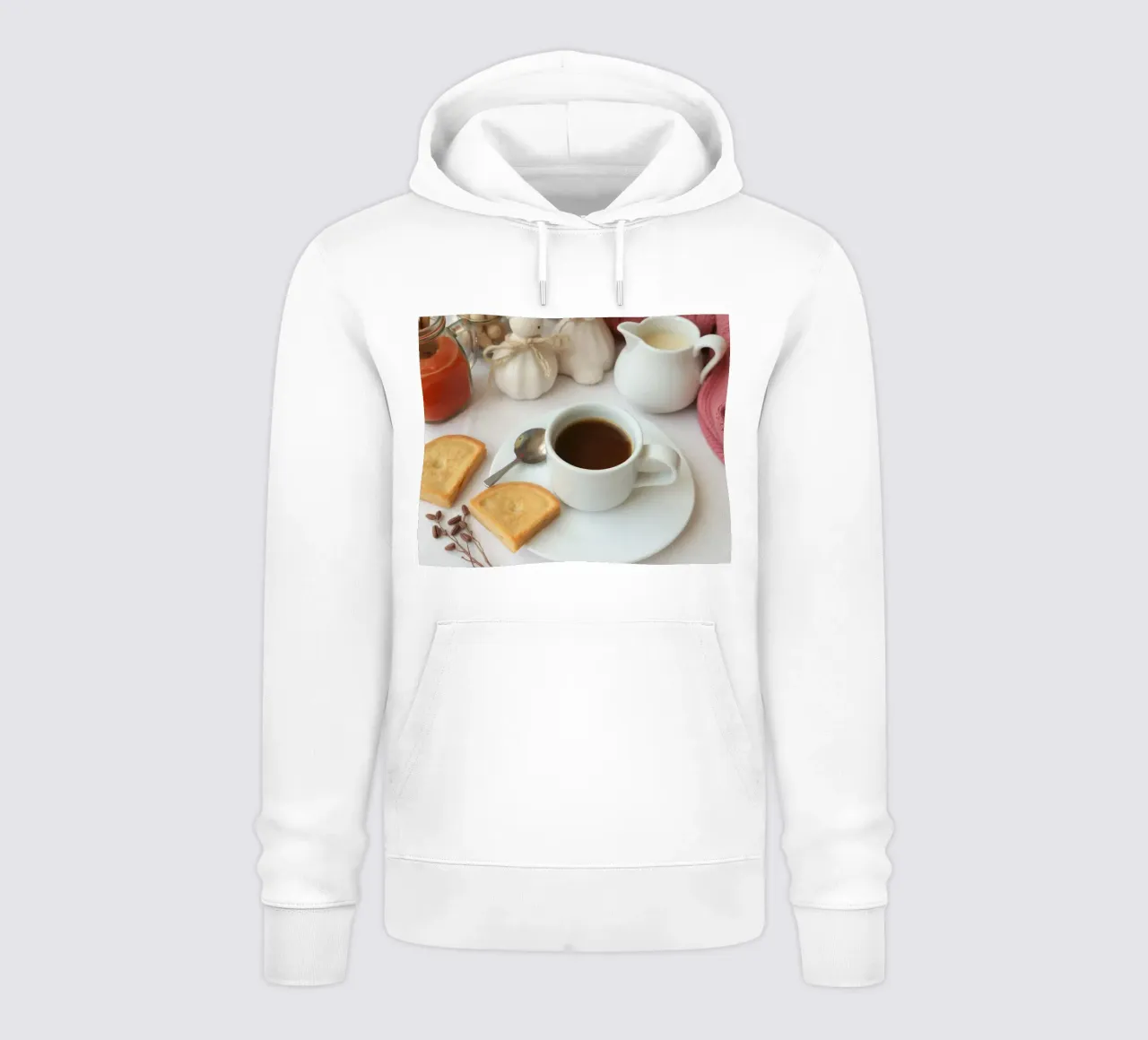 Accoglienti caffè e biscotti disposti su un tavolo dai colori caldi. felpa con cappuccio da DesignDoodle