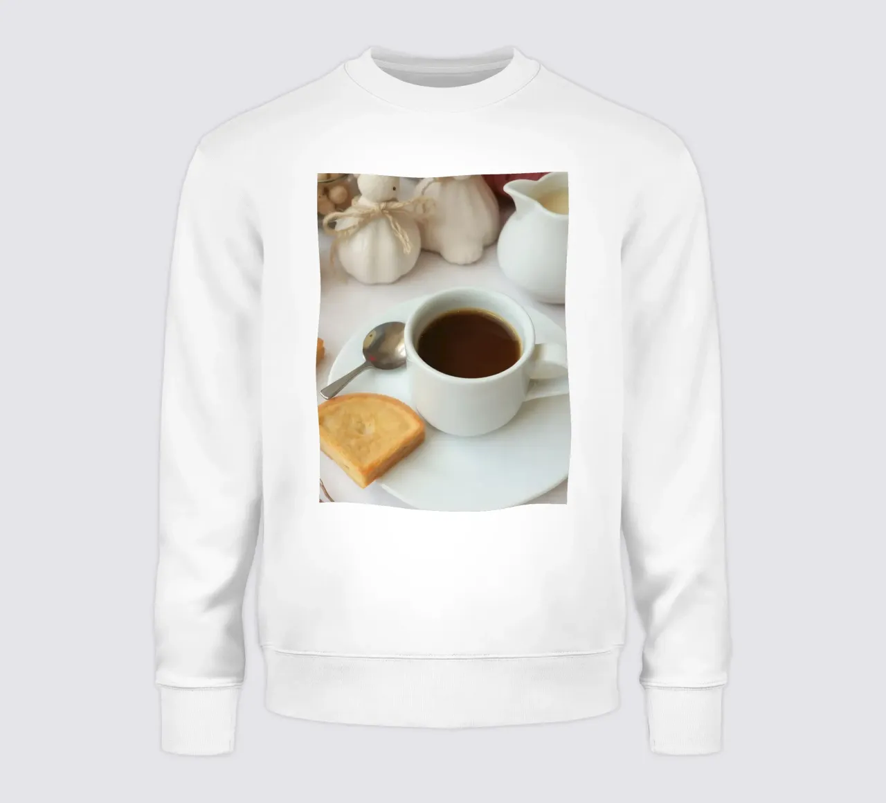 Accoglienti caffè e biscotti disposti su un tavolo dai colori caldi. felpa da DesignDoodle