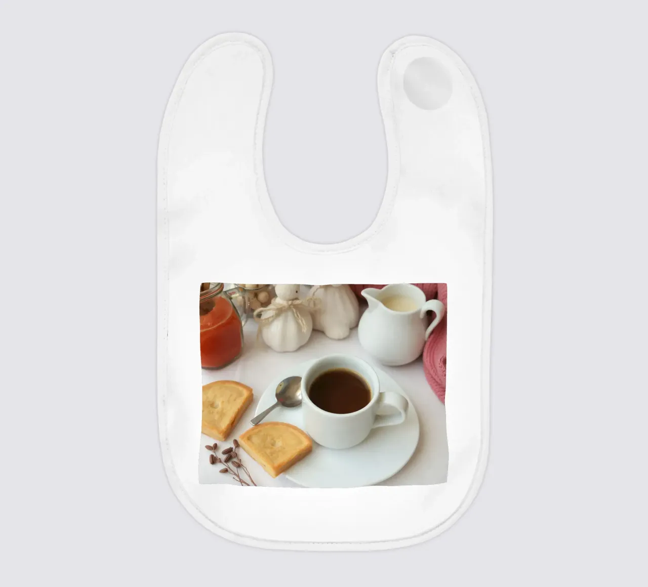 Accoglienti caffè e biscotti disposti su un tavolo dai colori caldi. bavaglino da DesignDoodle