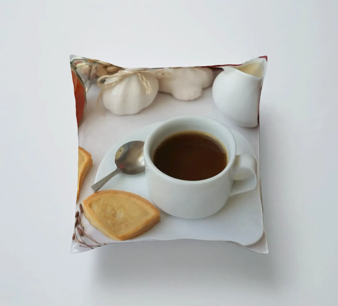Accoglienti caffè e biscotti disposti su un tavolo dai colori caldi. cuscino da DesignDoodle