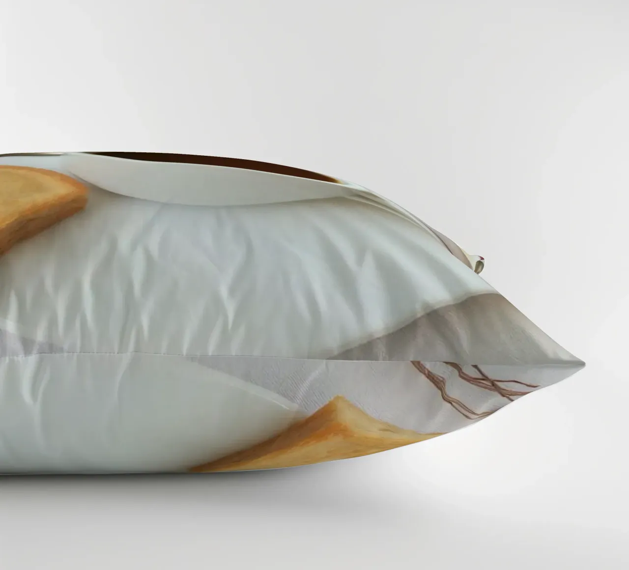 Accoglienti caffè e biscotti disposti su un tavolo dai colori caldi. cuscino da DesignDoodle
