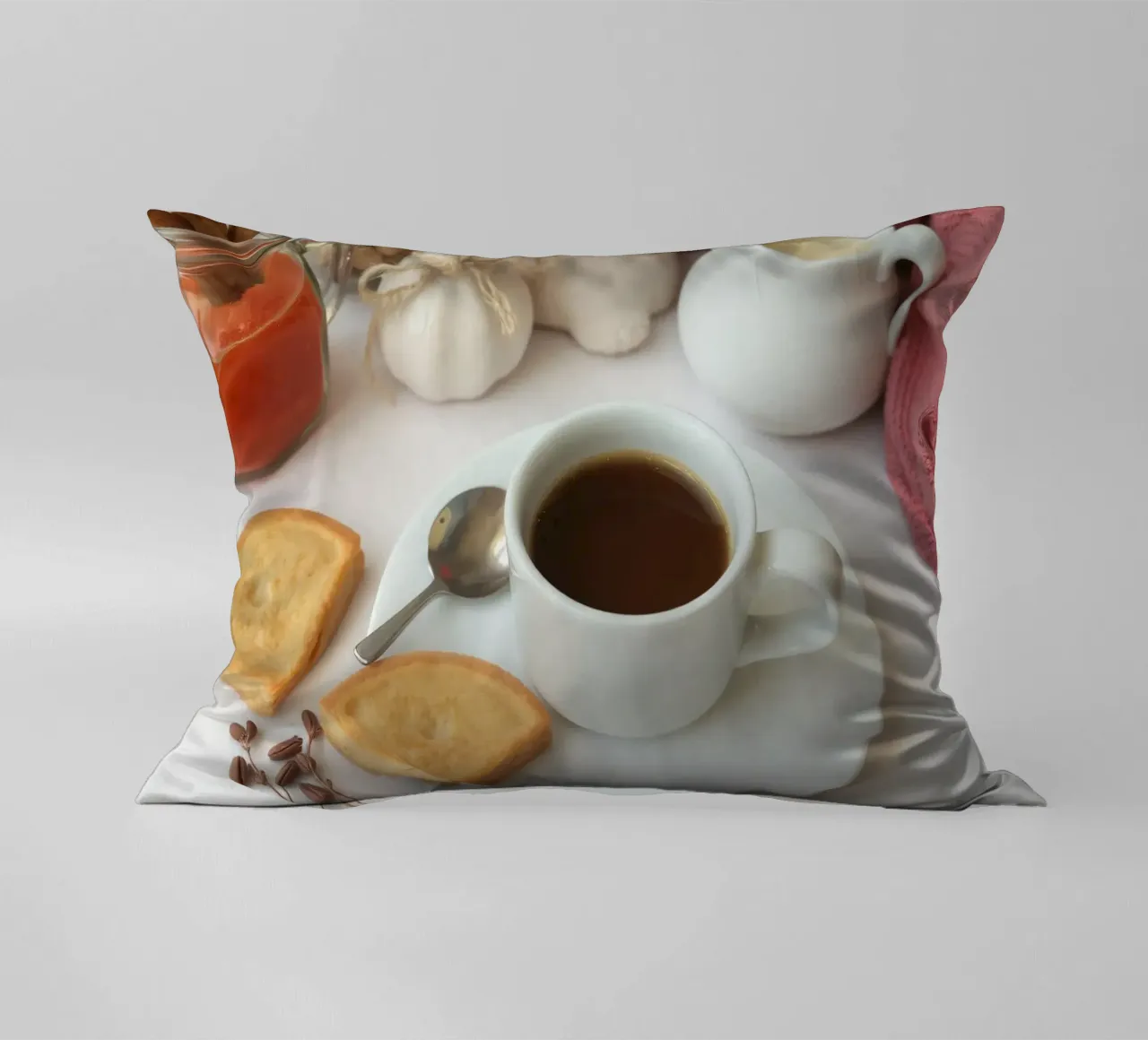 Accoglienti caffè e biscotti disposti su un tavolo dai colori caldi. cuscino da DesignDoodle