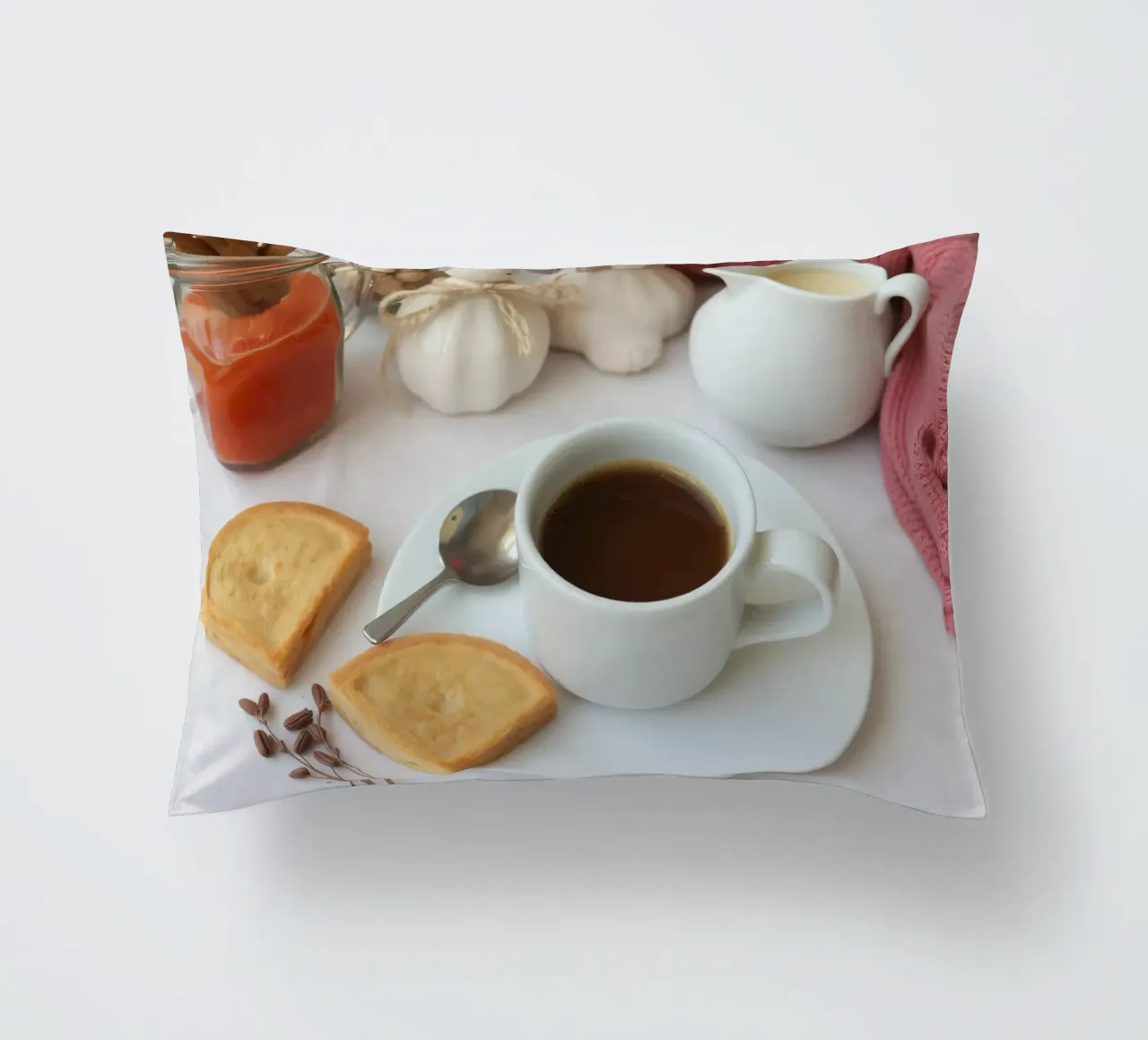 Accoglienti caffè e biscotti disposti su un tavolo dai colori caldi. cuscino da DesignDoodle