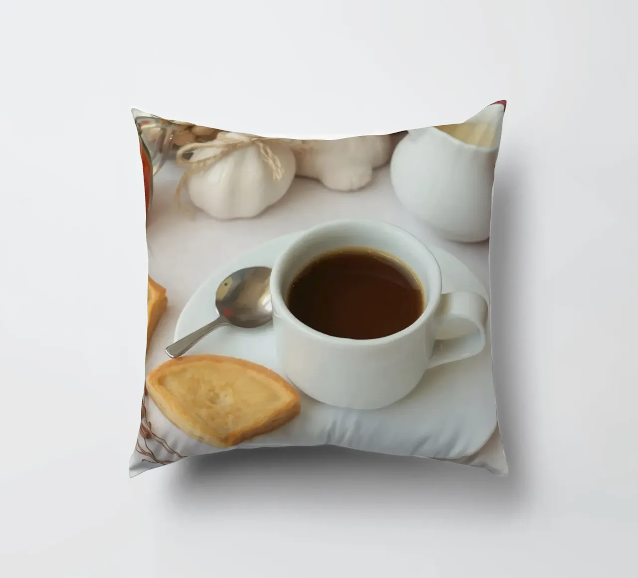Accoglienti caffè e biscotti disposti su un tavolo dai colori caldi. cuscino da DesignDoodle