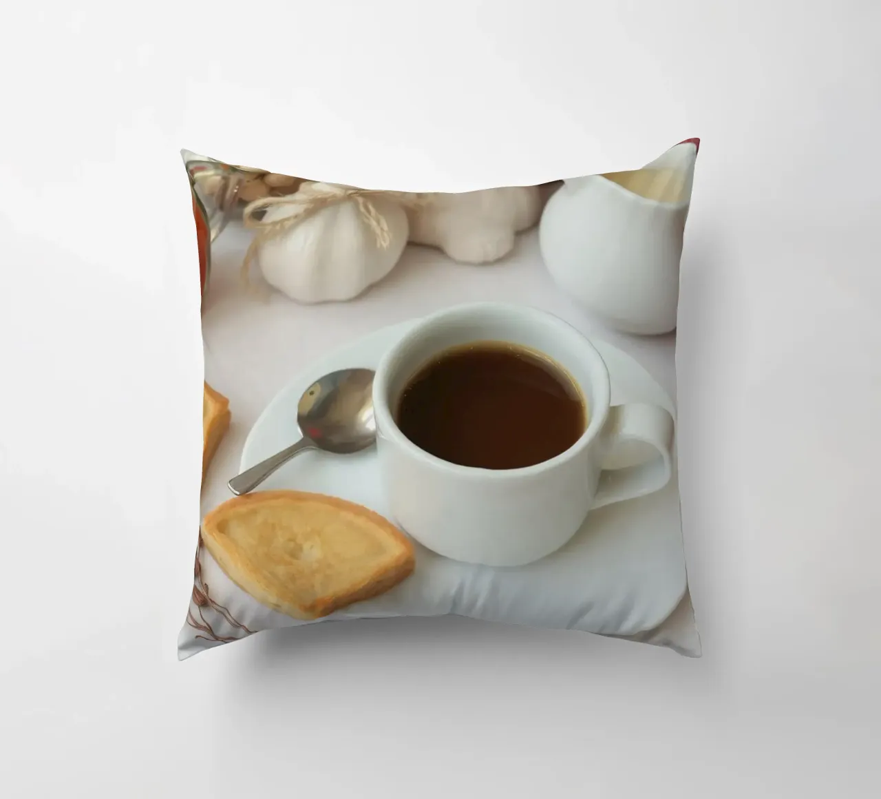 Accoglienti caffè e biscotti disposti su un tavolo dai colori caldi. cuscino da DesignDoodle