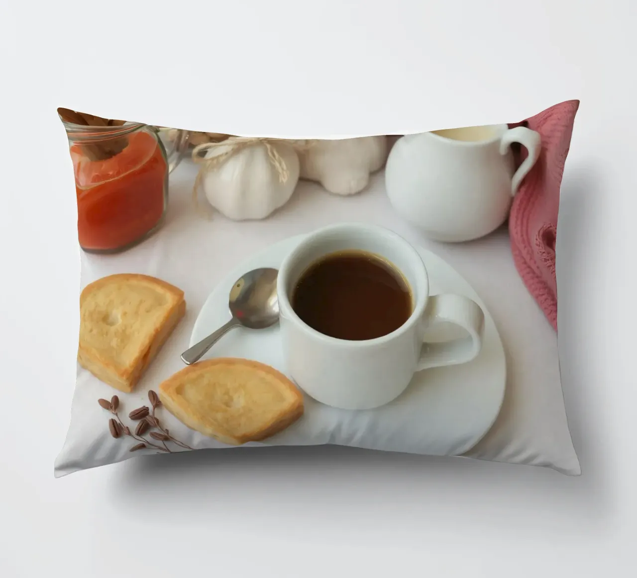 Accoglienti caffè e biscotti disposti su un tavolo dai colori caldi. cuscino da DesignDoodle