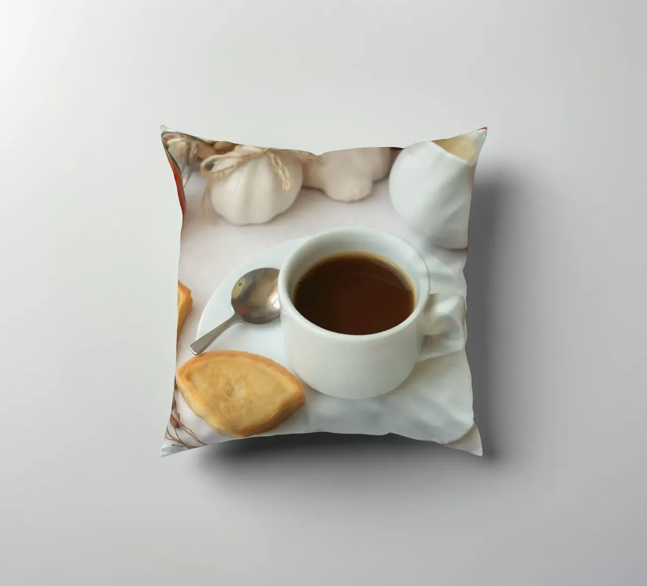 Accoglienti caffè e biscotti disposti su un tavolo dai colori caldi. cuscino da DesignDoodle