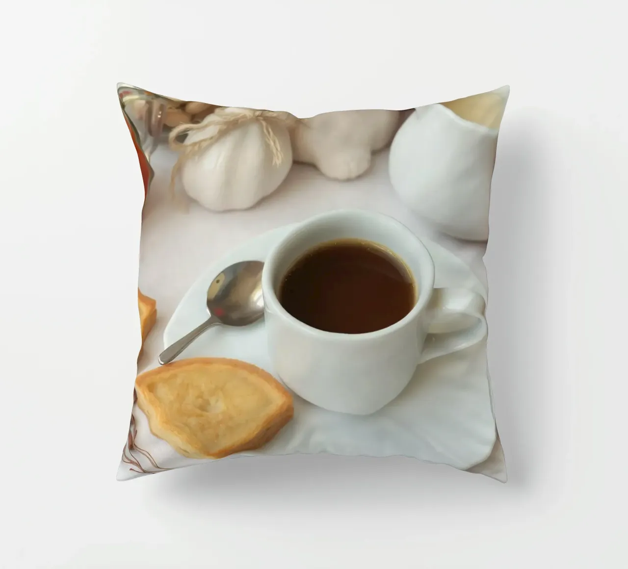 Accoglienti caffè e biscotti disposti su un tavolo dai colori caldi. cuscino da DesignDoodle
