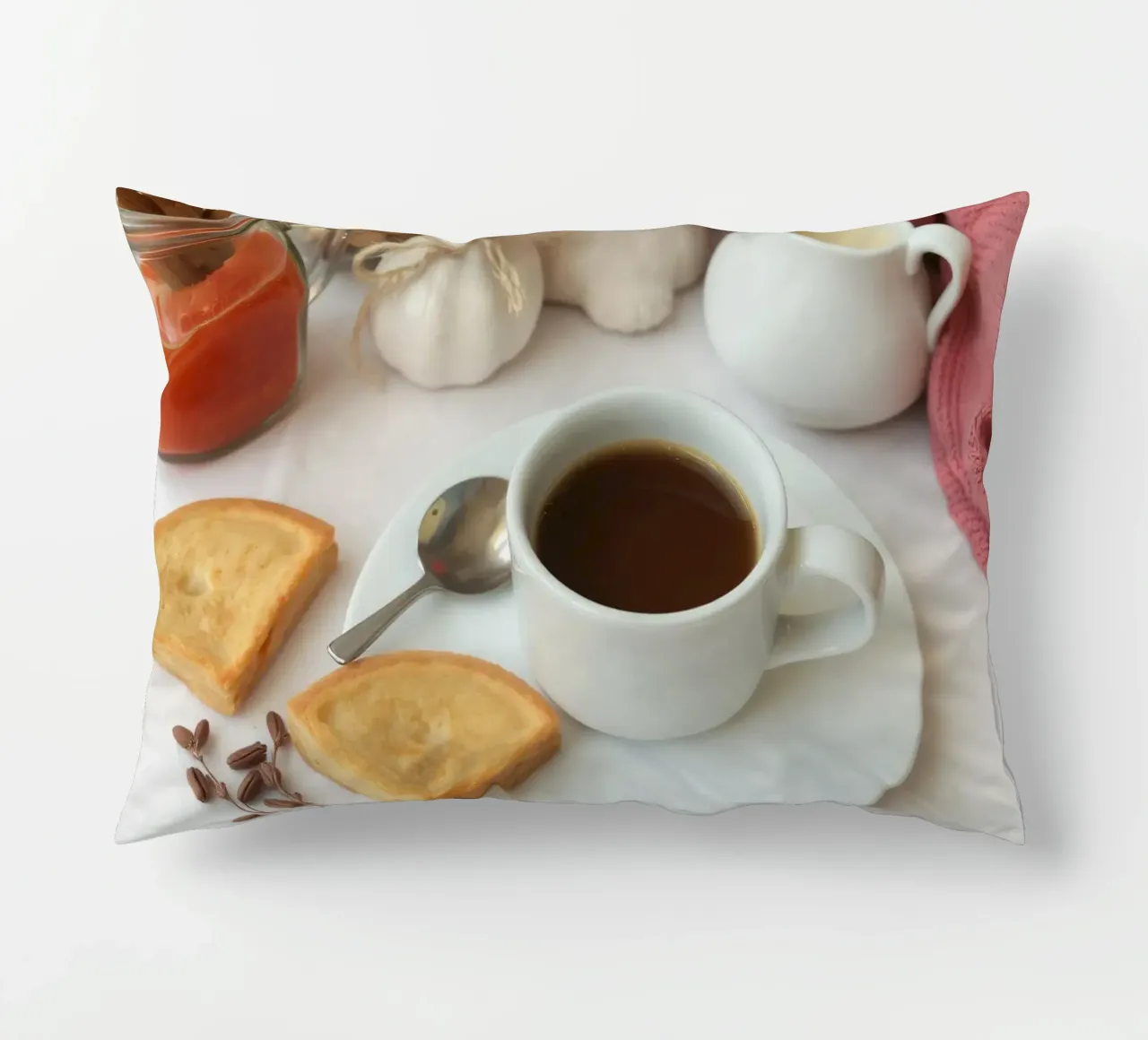Accoglienti caffè e biscotti disposti su un tavolo dai colori caldi. cuscino da DesignDoodle