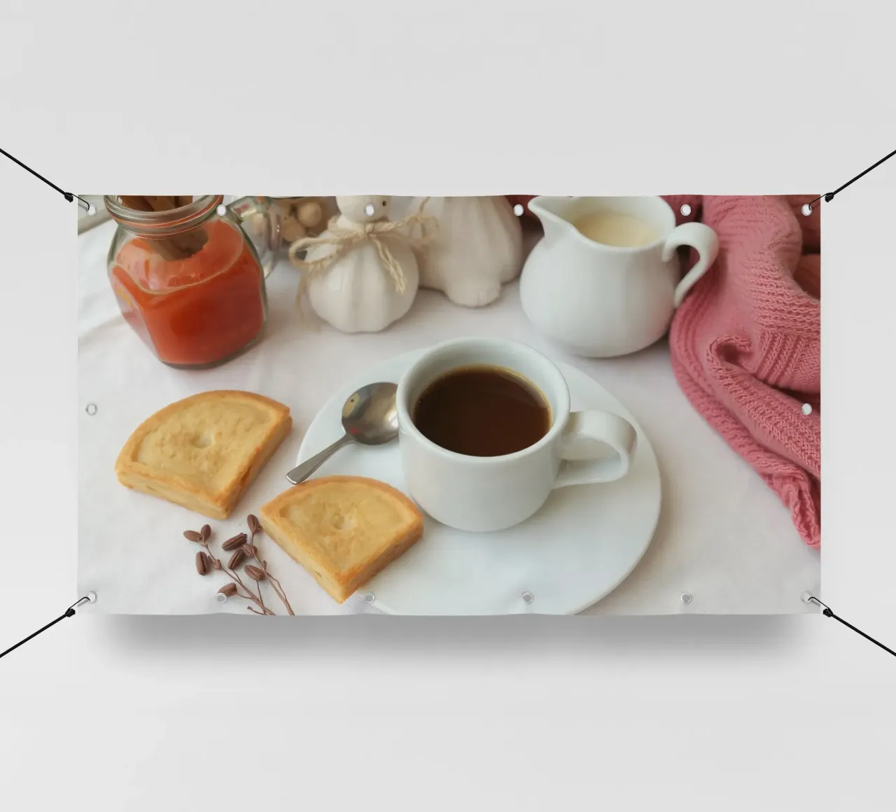 Accoglienti caffè e biscotti disposti su un tavolo dai colori caldi. telo in pvc da DesignDoodle