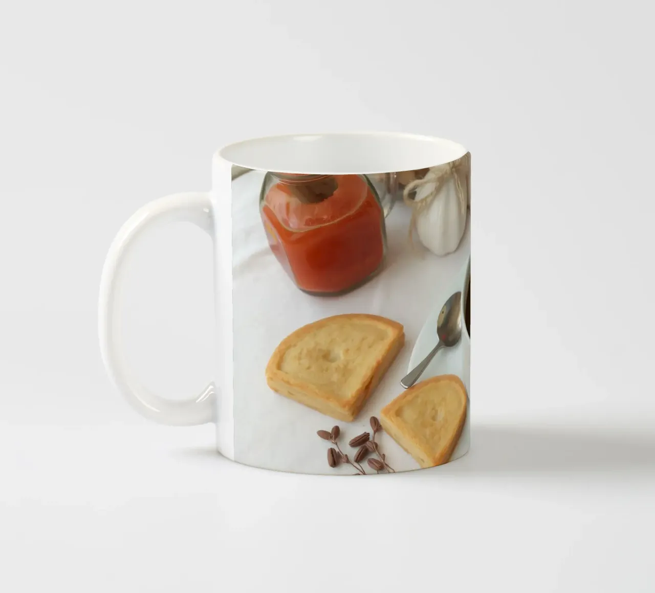 Accoglienti caffè e biscotti disposti su un tavolo dai colori caldi. tazza in ceramica da DesignDoodle