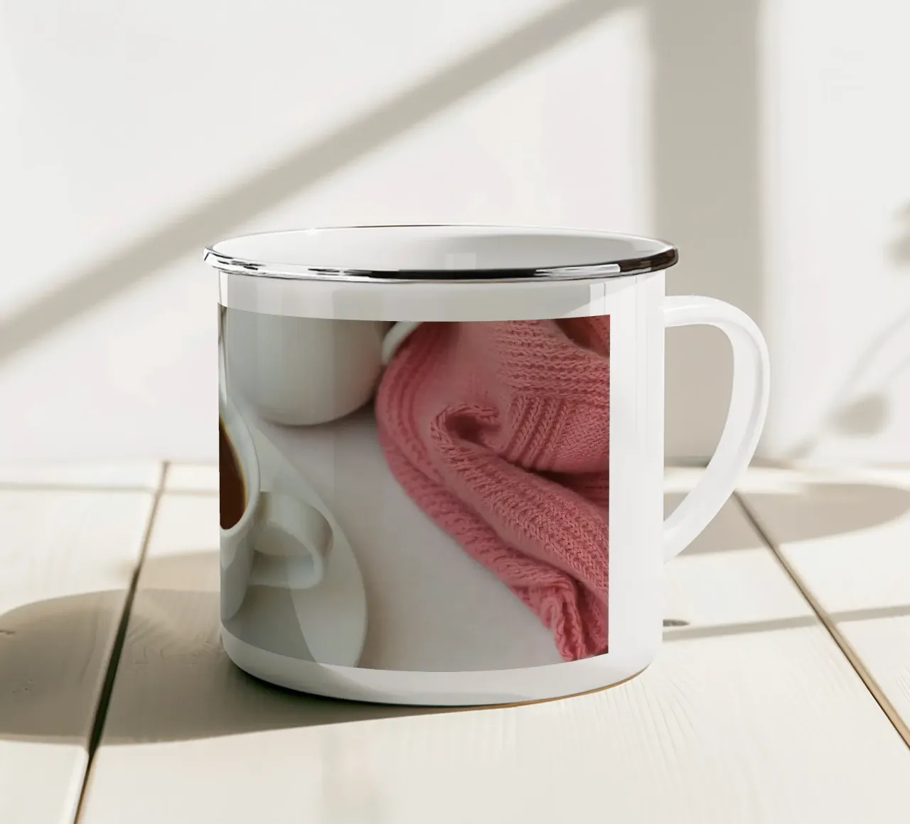Accoglienti caffè e biscotti disposti su un tavolo dai colori caldi. tazza in smalto da DesignDoodle