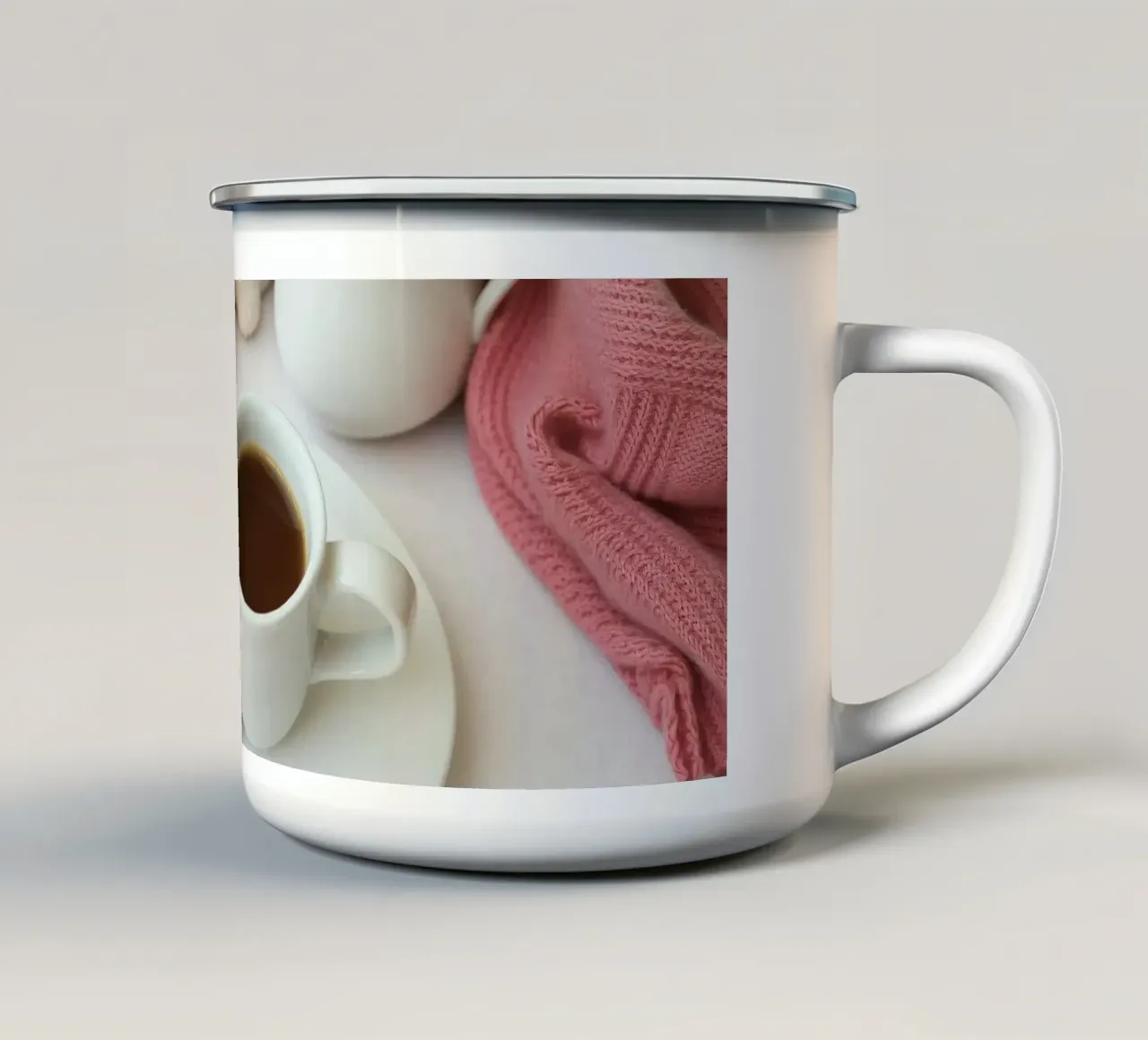 Accoglienti caffè e biscotti disposti su un tavolo dai colori caldi. tazza in smalto da DesignDoodle