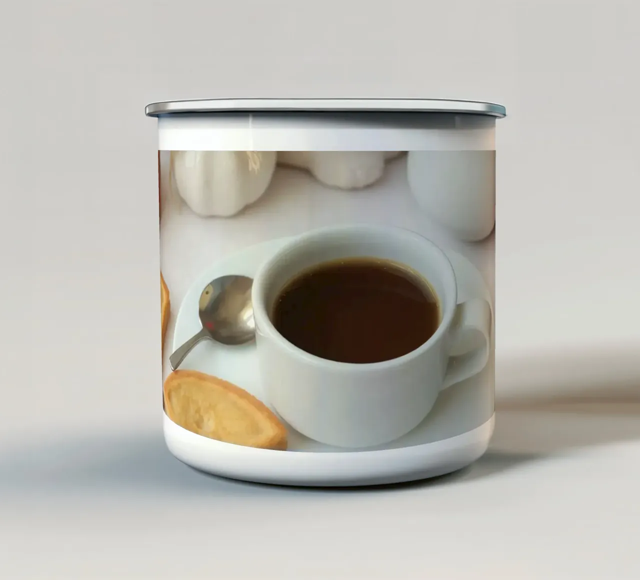 Accoglienti caffè e biscotti disposti su un tavolo dai colori caldi. tazza in smalto da DesignDoodle
