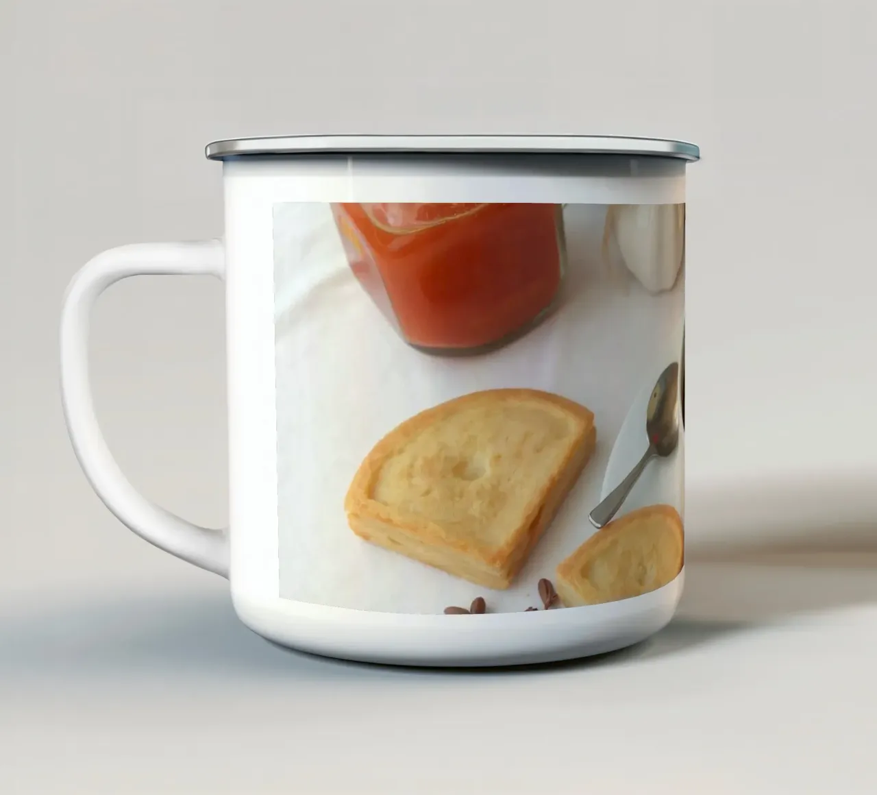Accoglienti caffè e biscotti disposti su un tavolo dai colori caldi. tazza in smalto da DesignDoodle