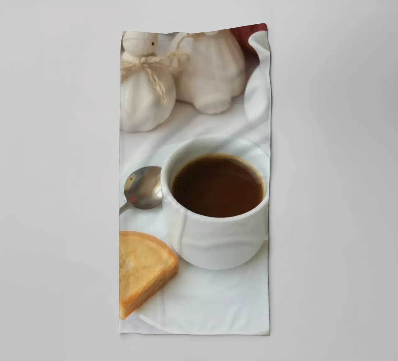 Café et biscuits sont disposés sur une table aux couleurs chaudes. serviette de bain de DesignDoodle