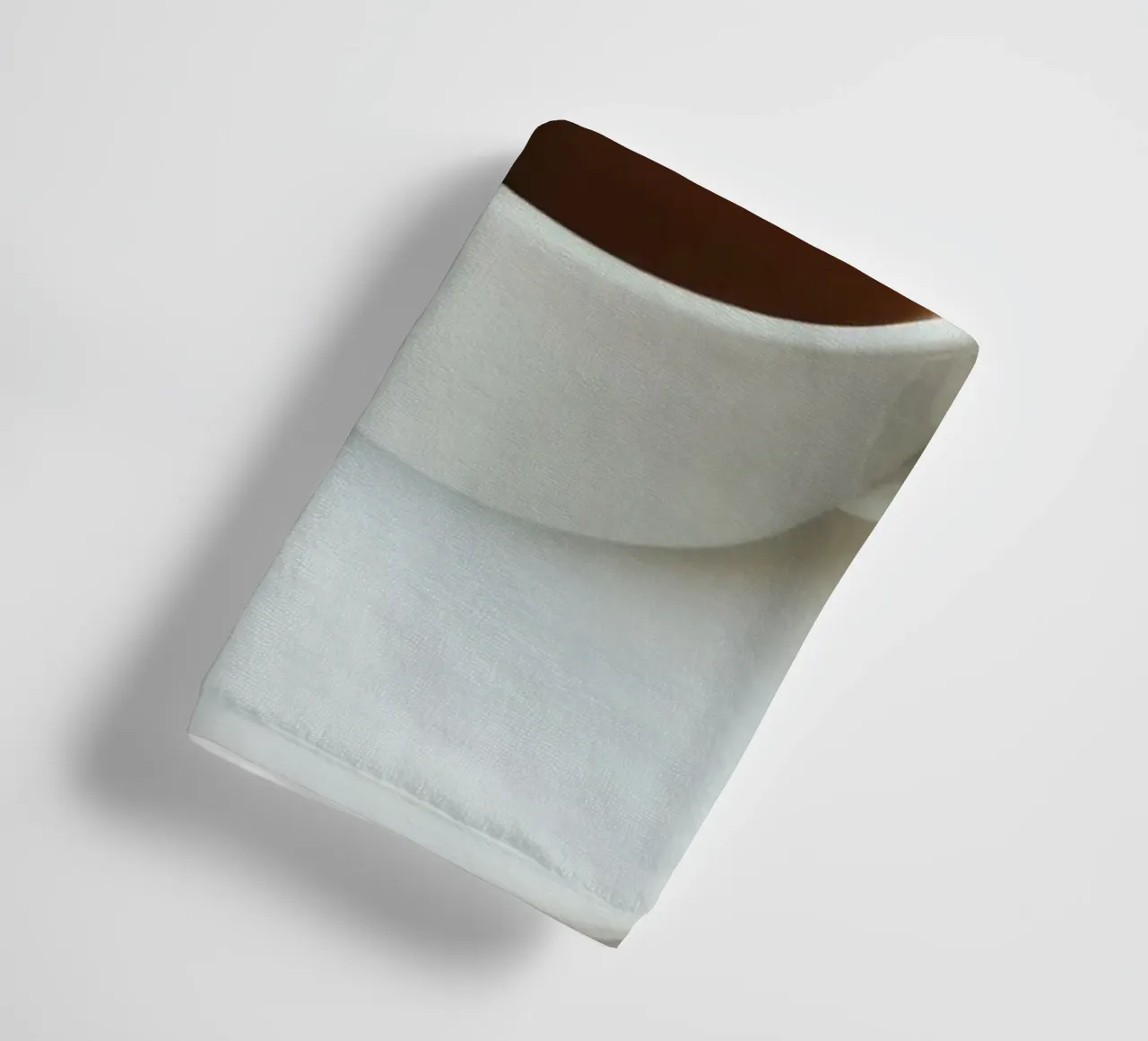 Café et biscuits sont disposés sur une table aux couleurs chaudes. serviette de bain de DesignDoodle