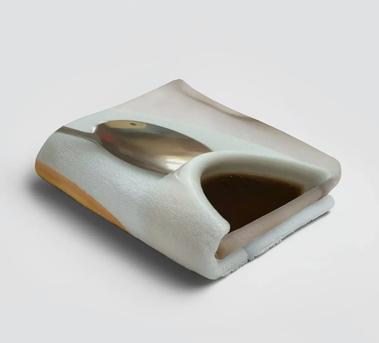 Café et biscuits sont disposés sur une table aux couleurs chaudes. serviette de bain de DesignDoodle