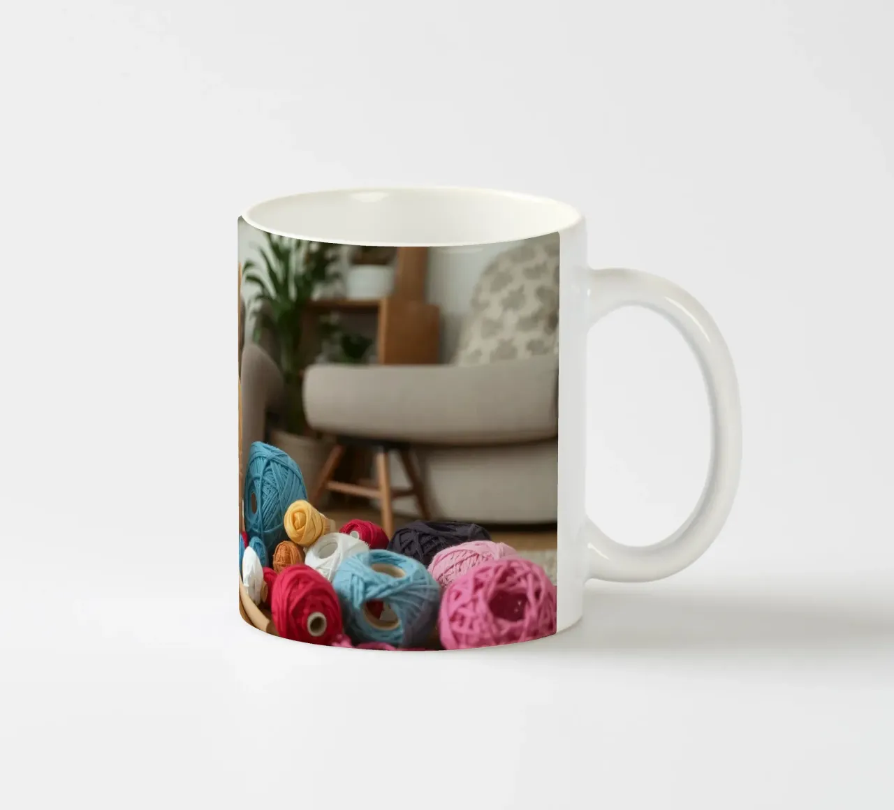 Filati colorati e materiale per il crafting su un tavolo di legno tazza in ceramica da DesignDoodle