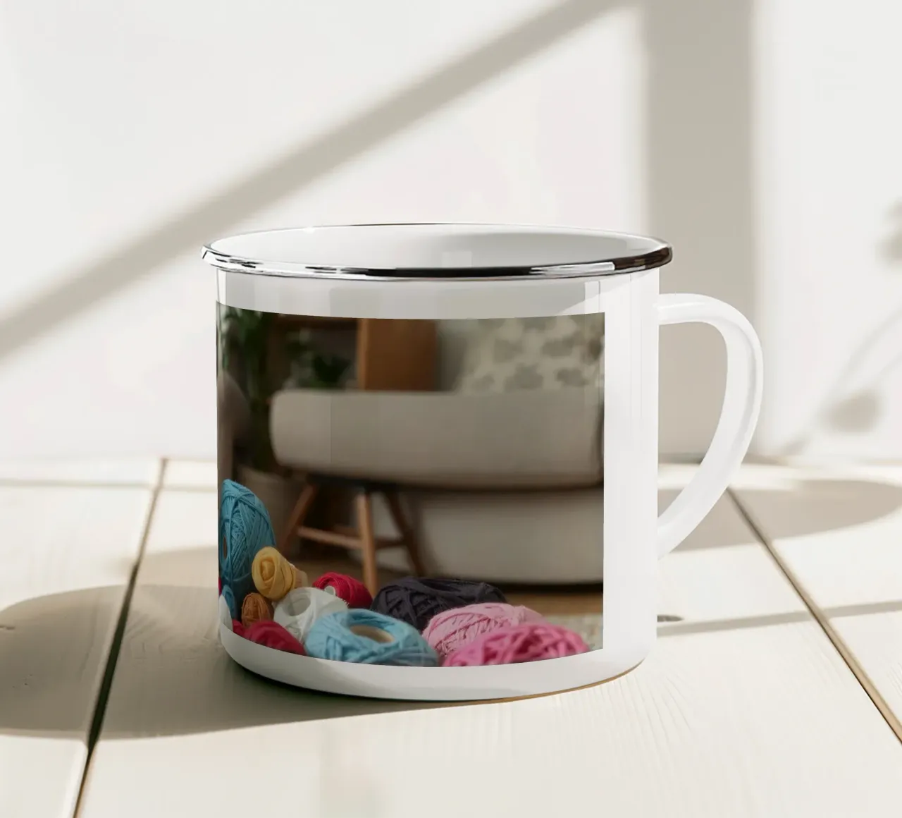 Filati colorati e materiale per il crafting su un tavolo di legno tazza in smalto da DesignDoodle