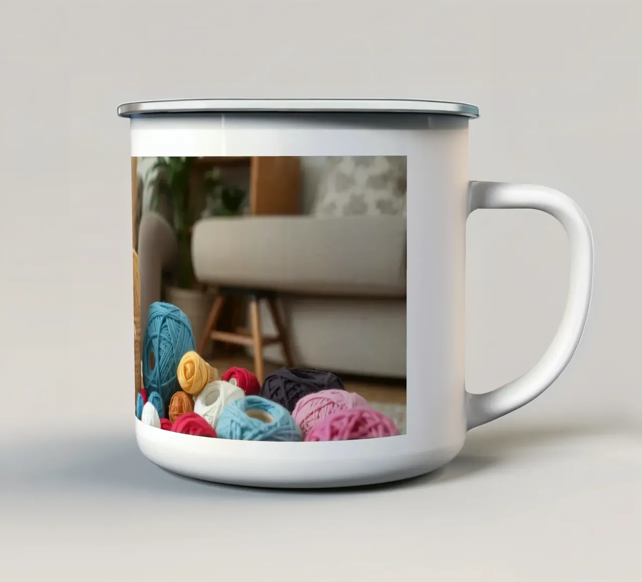 Filati colorati e materiale per il crafting su un tavolo di legno tazza in smalto da DesignDoodle