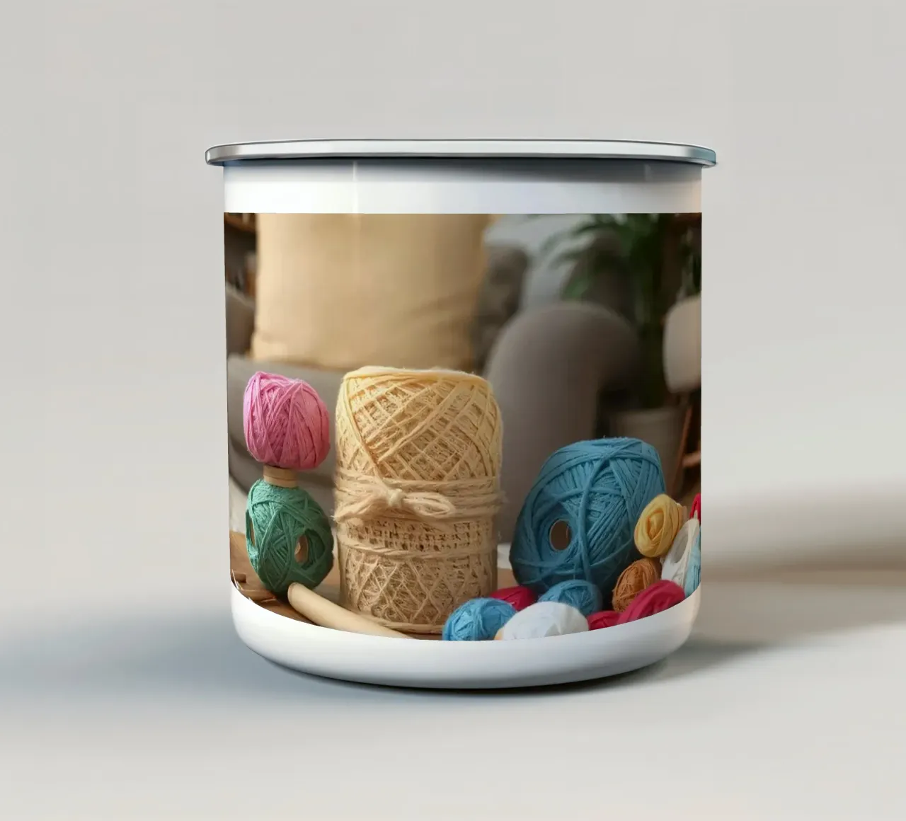 Filati colorati e materiale per il crafting su un tavolo di legno tazza in smalto da DesignDoodle