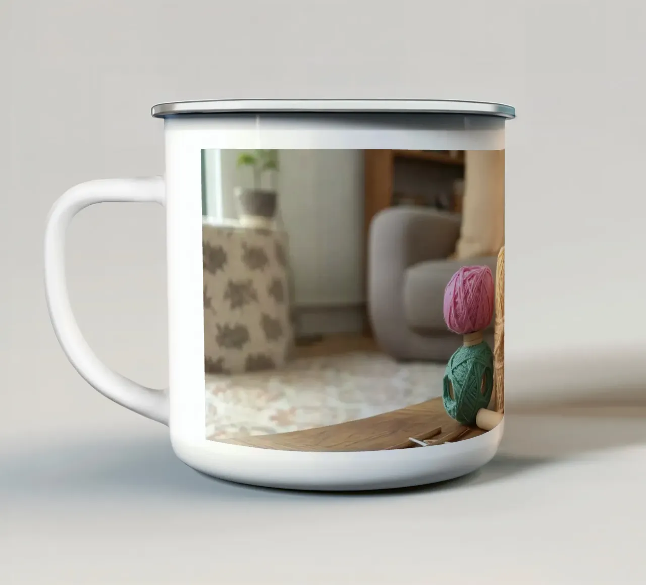 Filati colorati e materiale per il crafting su un tavolo di legno tazza in smalto da DesignDoodle