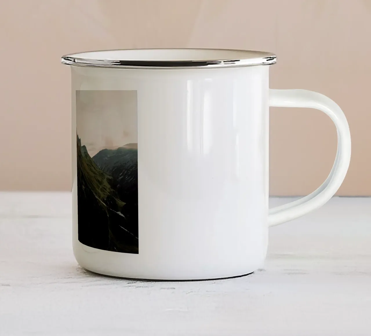 Hill Top Sundown I tazza in smalto da Sebastian Hilgetag