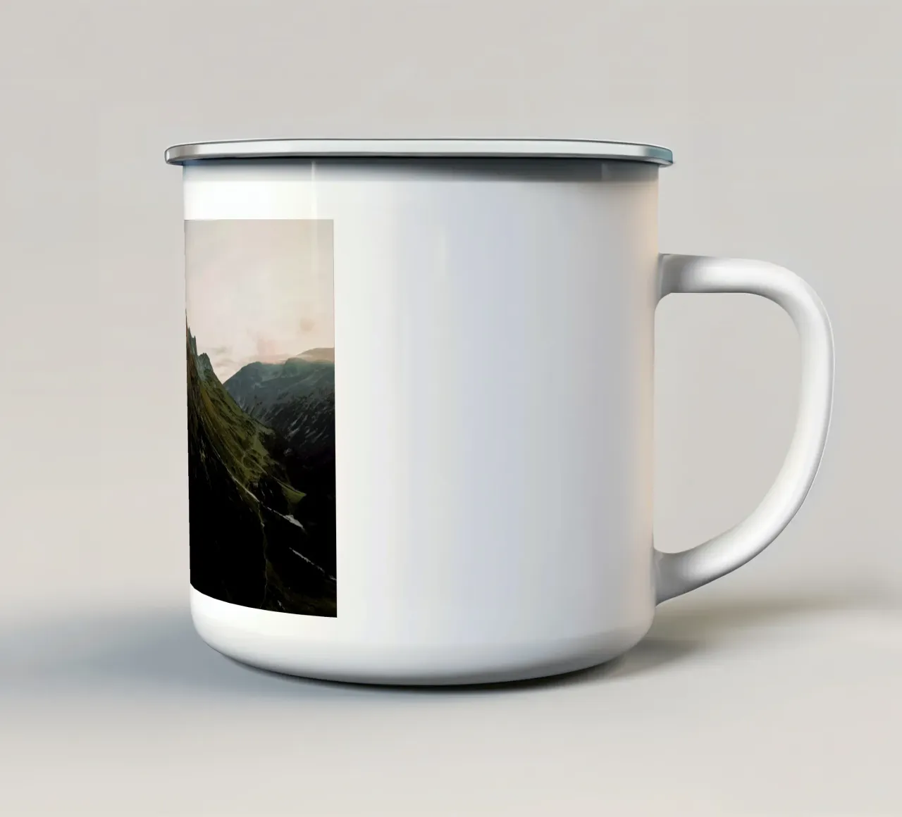Hill Top Sundown I tazza in smalto da Sebastian Hilgetag