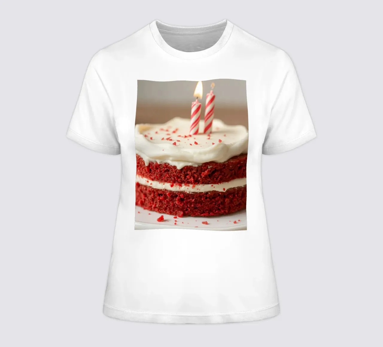 Köstlicher roter Samtkuchen, verziert mit Kerzen und Streuseln Frauen T-Shirt von DesignDoodle