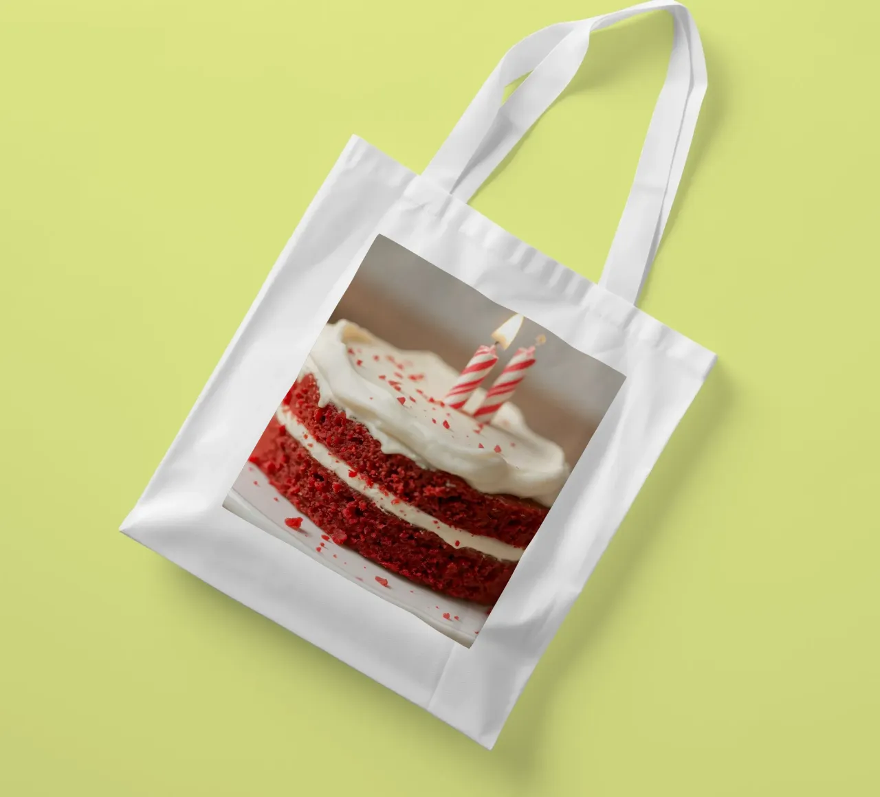 Deliziosa torta red velvet ornata di candele e zuccherini borsa in juta da DesignDoodle