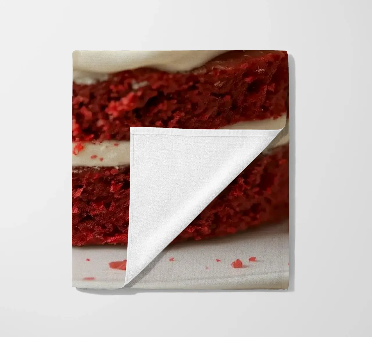 Deliziosa torta red velvet ornata di candele e zuccherini telo mare da DesignDoodle