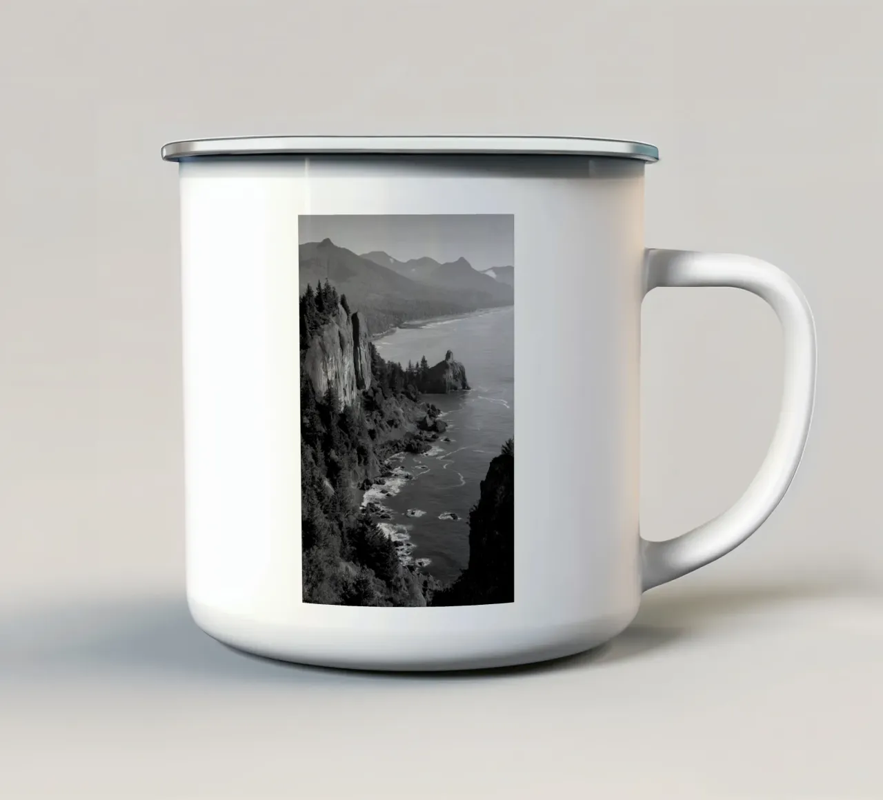 Zwart-witte kustkliffen emaille mok van Indigo Tides Art