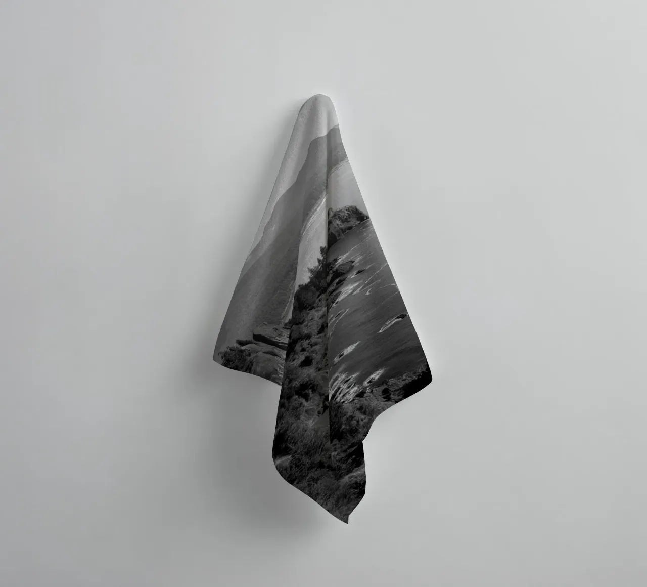 Scogliere costiere in bianco e nero asciugamano da bagno da Indigo Tides Art