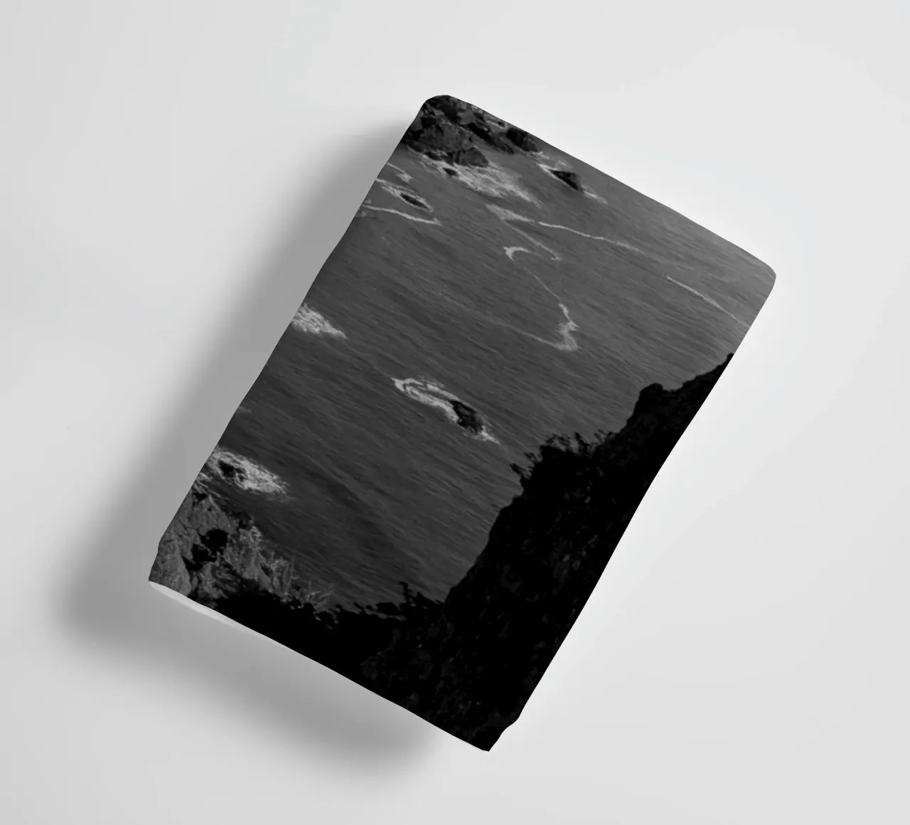 Scogliere costiere in bianco e nero asciugamano da bagno da Indigo Tides Art