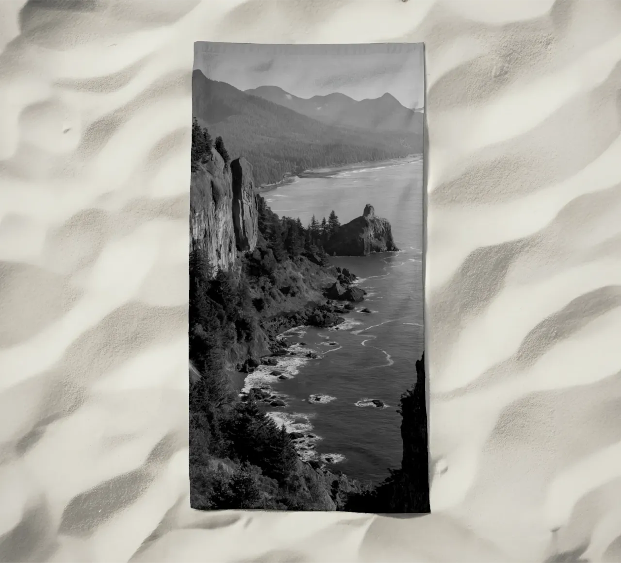 Scogliere costiere in bianco e nero telo mare da Indigo Tides Art