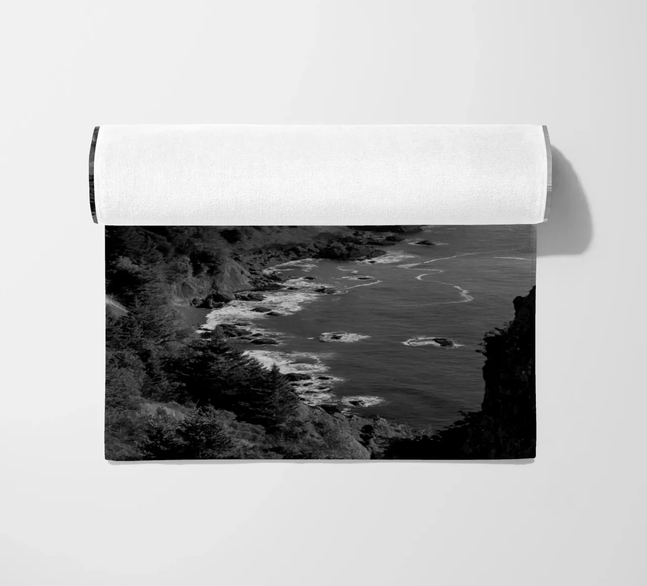 Scogliere costiere in bianco e nero telo mare da Indigo Tides Art