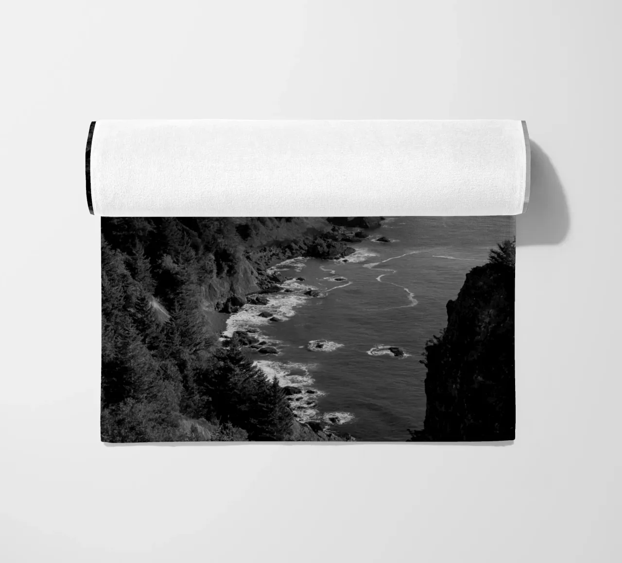 Scogliere costiere in bianco e nero telo mare da Indigo Tides Art
