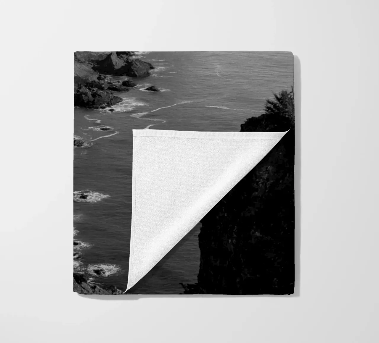 Scogliere costiere in bianco e nero telo mare da Indigo Tides Art
