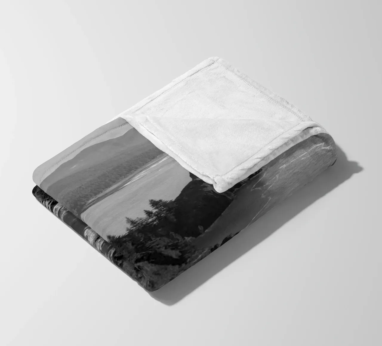 Scogliere costiere in bianco e nero coperta in pile da Indigo Tides Art