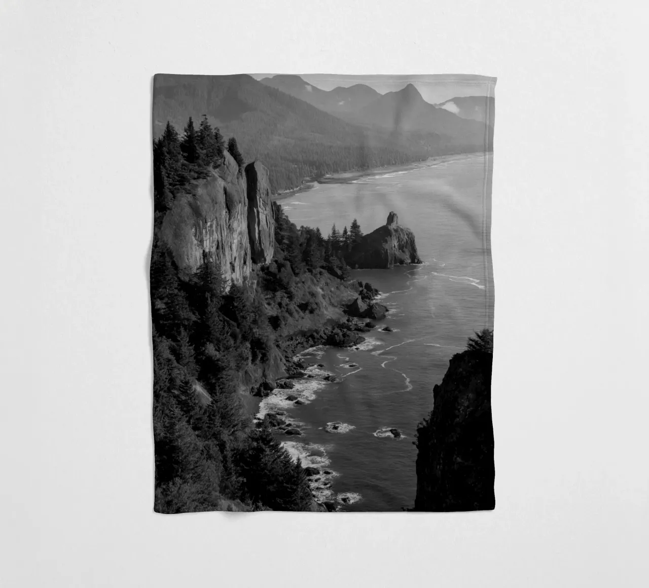 Scogliere costiere in bianco e nero coperta in pile da Indigo Tides Art