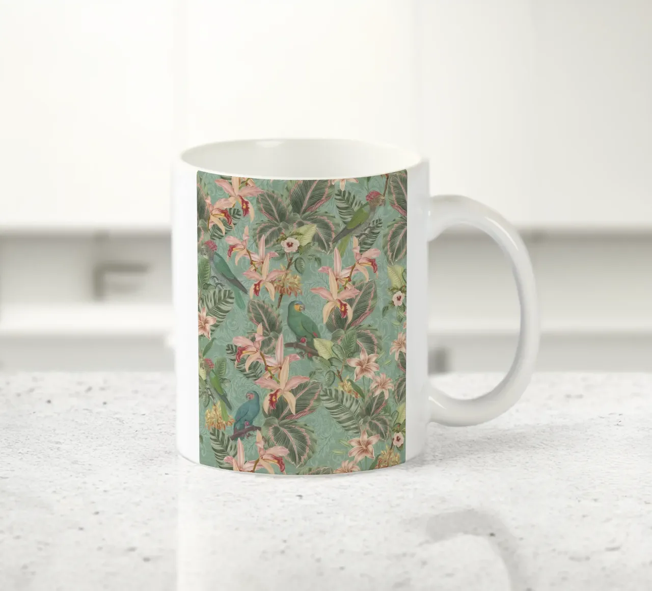 Uccelli della giungla tropicale, pappagalli d'epoca e fiori esotici tazza in ceramica da Bloomery Decor