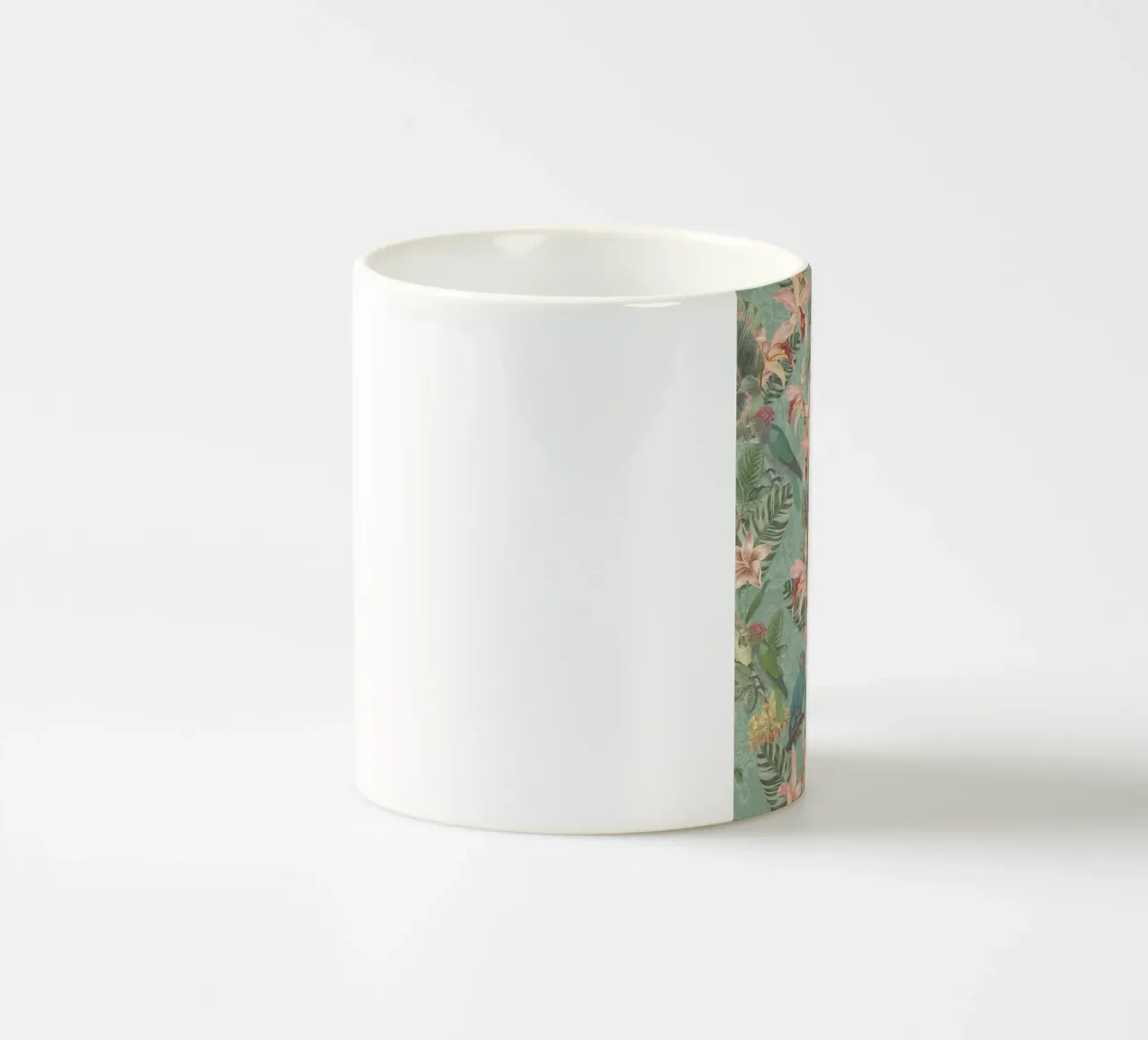 Uccelli della giungla tropicale, pappagalli d'epoca e fiori esotici tazza in ceramica da Bloomery Decor