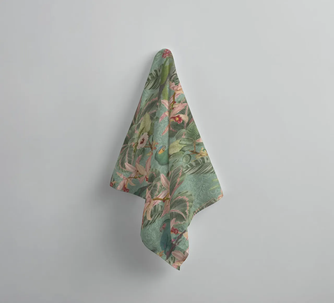 Uccelli della giungla tropicale, pappagalli d'epoca e fiori esotici asciugamano da bagno da Bloomery Decor