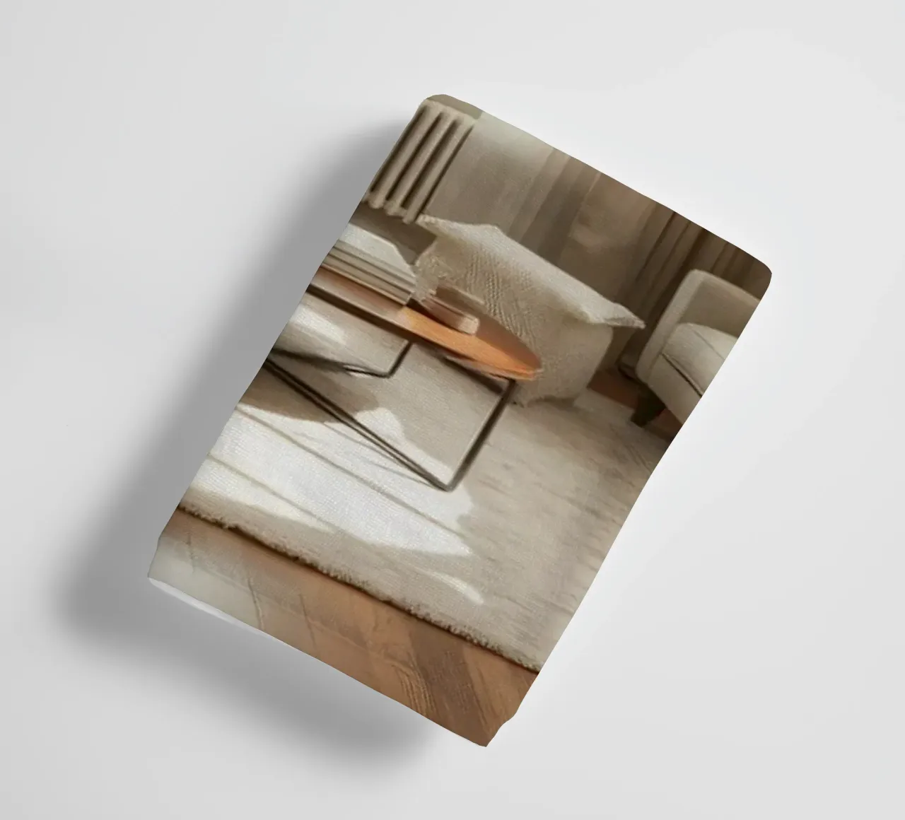 Gezellige woonkamer met grote ramen en warm zonlicht badhanddoek van DesignDoodle