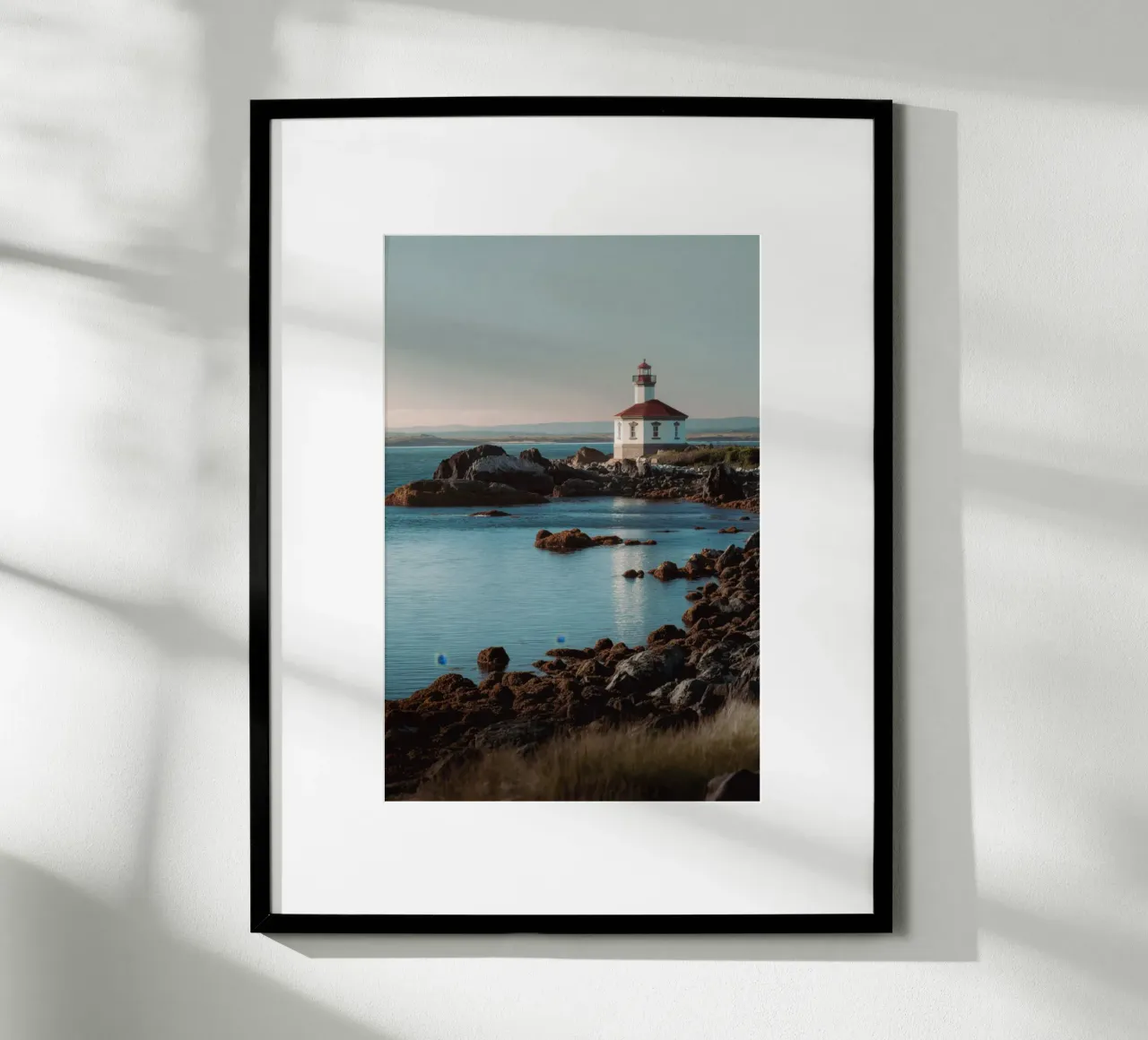 Faro al tramonto poster da Indigo Tides Art